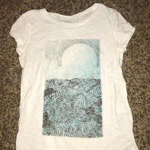 White and blue aeropostale t shirt